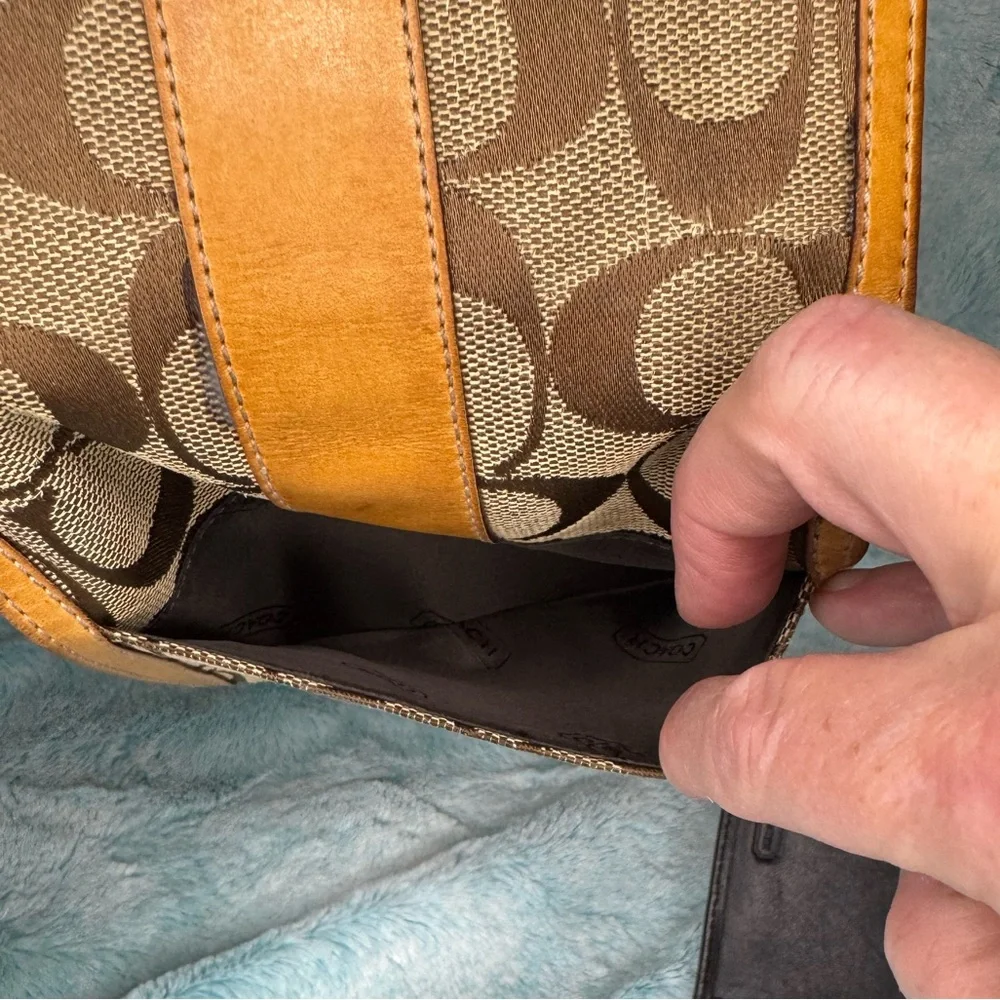 Two (2) Vintage Coach signature Wallets, black & grey and brown & tan 1 dust bag - Picture 6 of 15